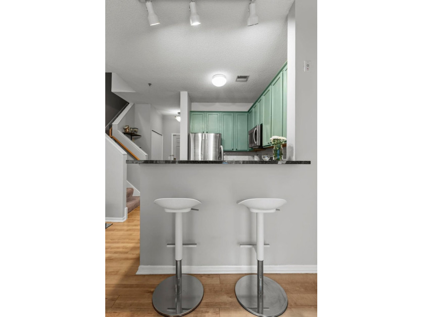 Rare North Loop townhome-style condo with private entry and - photo 4