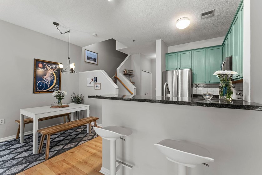 Rare North Loop townhome-style condo with private entry and - photo 5