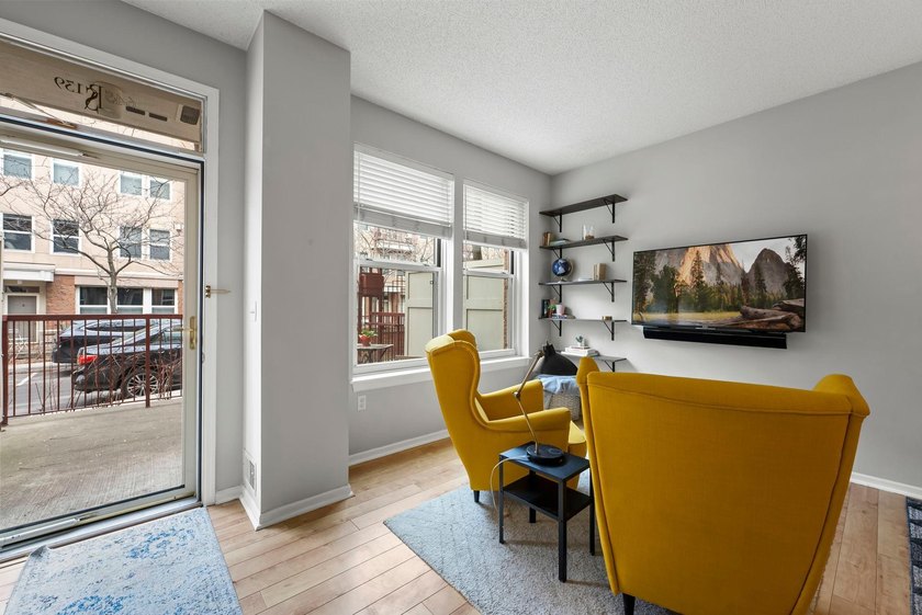 Rare North Loop townhome-style condo with private entry and - photo 7