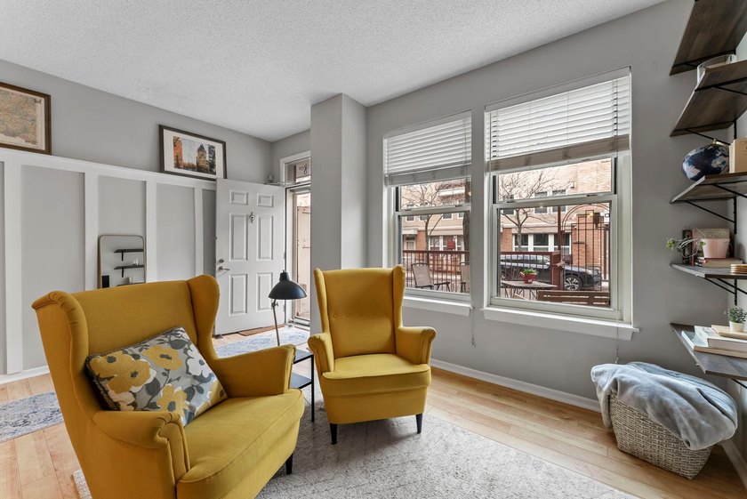 Rare North Loop townhome-style condo with private entry and - photo 9