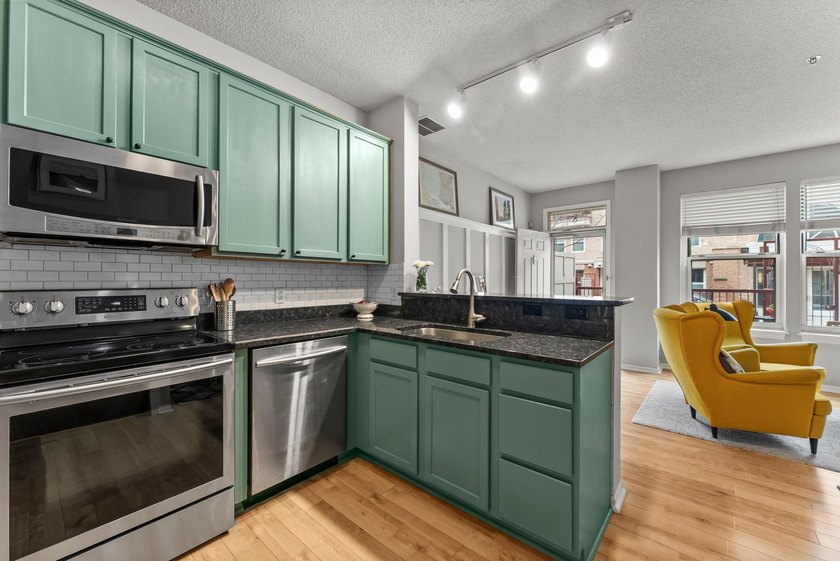 Rare North Loop townhome-style condo with private entry and - photo 10
