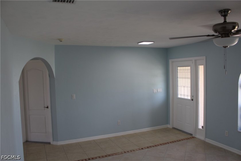 Fully Renovated &amp; Move-In Ready! 3 Bedrooms 2 Bathrooms Double - photo 7