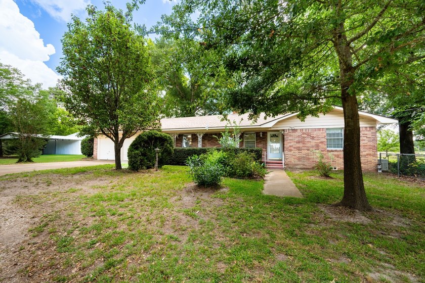 Charming 3 Bedroom Farmhouse on 1 Acre with additional covered - photo 4