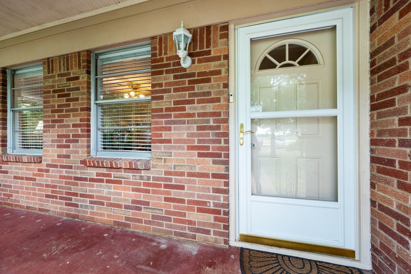 Charming 3 Bedroom Farmhouse on 1 Acre with additional covered - photo 6
