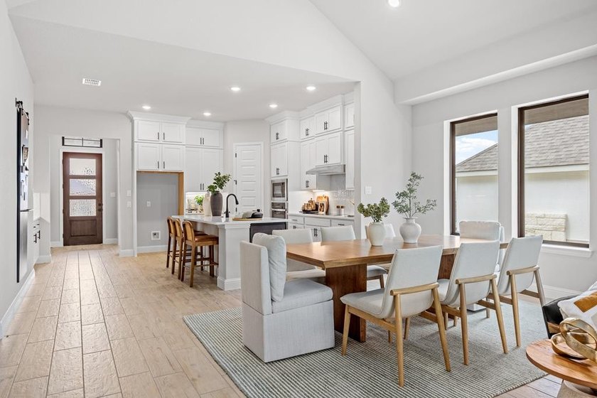 BRAND NEW CONSTRUCTION by Oakmont Homes. This charming garden - photo 8