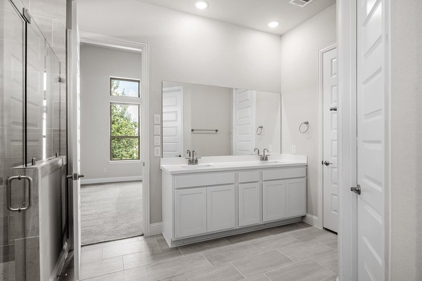 BRAND NEW CONSTRUCTION by Oakmont Homes. This charming garden - photo 8