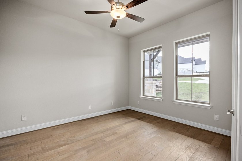 BRAND NEW CONSTRUCTION by Oakmont Homes. This charming garden - photo 10