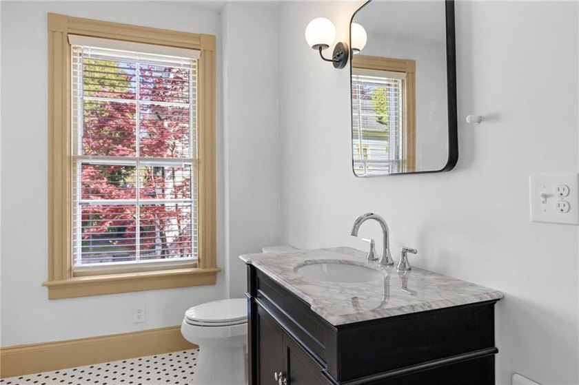Location is everything in Newport and this unit puts you right - photo 11