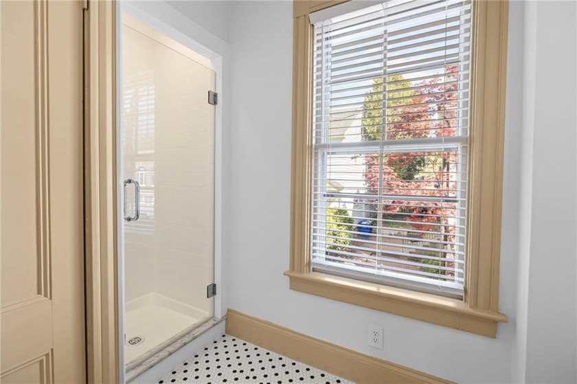 Location is everything in Newport and this unit puts you right - photo 12