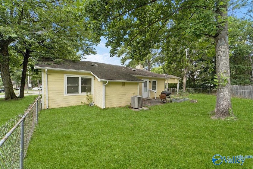 Adorable cottage on a huge corner lot! Fenced in yard, 2 - photo 3