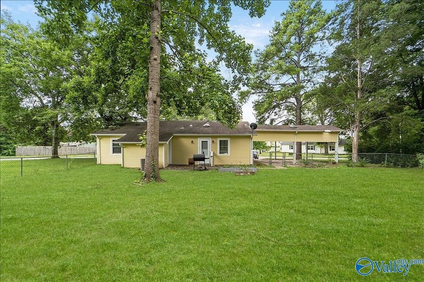 Adorable cottage on a huge corner lot! Fenced in yard, 2 - photo 4