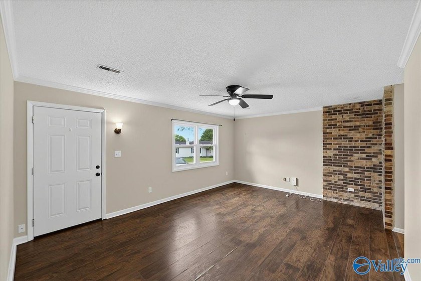 Adorable cottage on a huge corner lot! Fenced in yard, 2 - photo 7