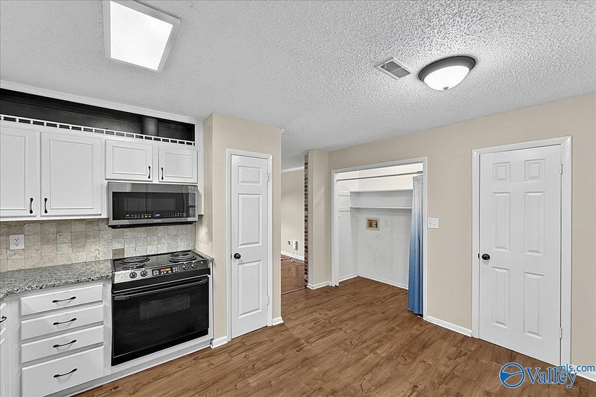 Adorable cottage on a huge corner lot! Fenced in yard, 2 - photo 9