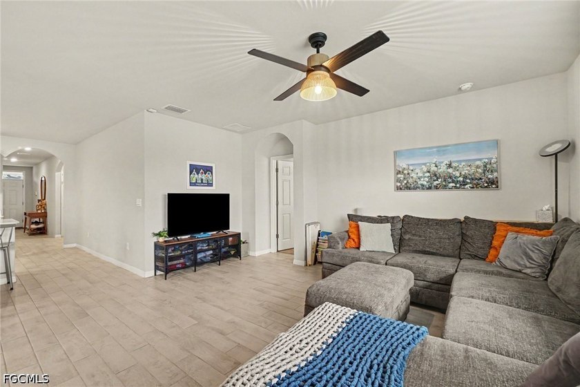 MOVE-IN READY and NO FLOOD INSURANCE REQUIRED! This fully fenced - photo 4