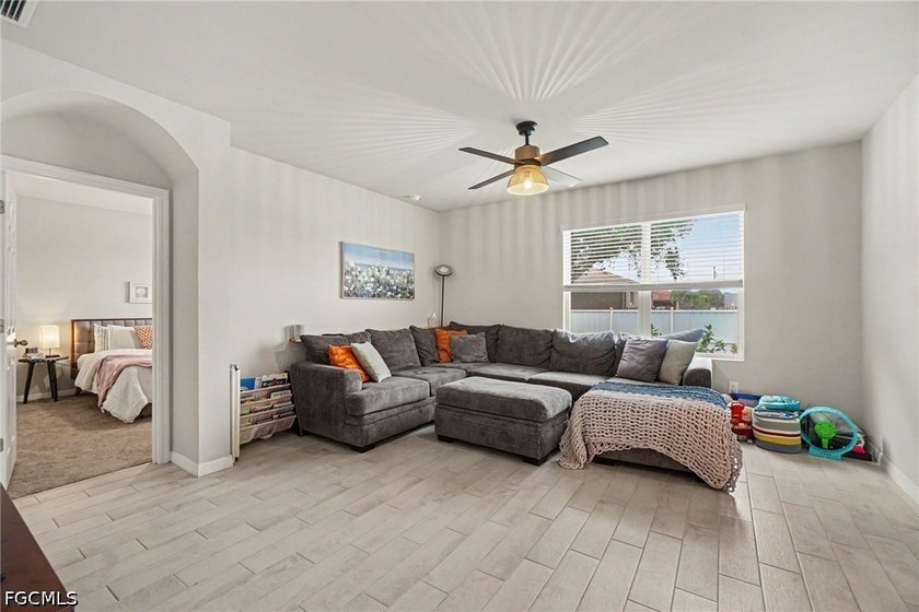MOVE-IN READY and NO FLOOD INSURANCE REQUIRED! This fully fenced - photo 5