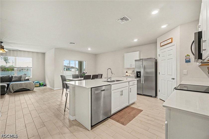 MOVE-IN READY and NO FLOOD INSURANCE REQUIRED! This fully fenced - photo 10