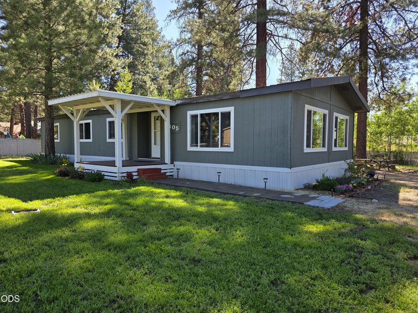 Welcome home to this beautifully maintained 3-bedroom - photo 2