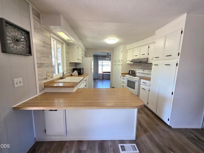 Welcome home to this beautifully maintained 3-bedroom - photo 4