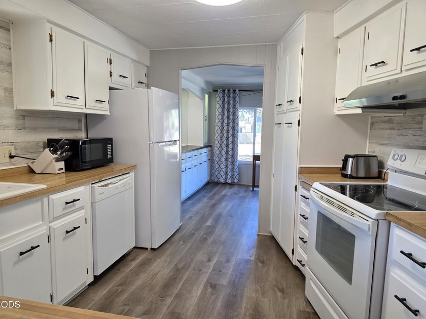 Welcome home to this beautifully maintained 3-bedroom - photo 6