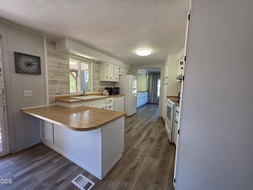 Welcome home to this beautifully maintained 3-bedroom - photo 8