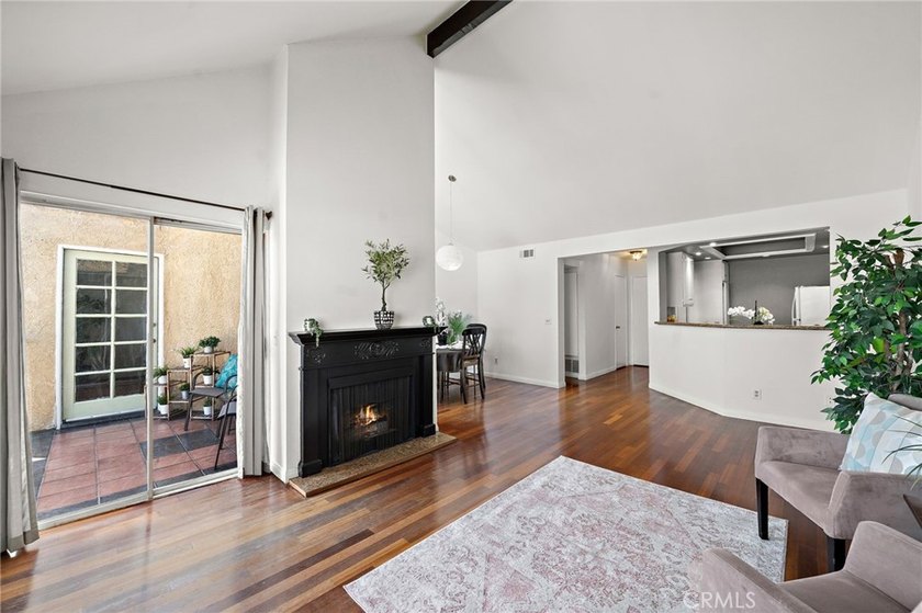 Rare Find! Beautifully upgraded top-floor penthouse in the - photo 11