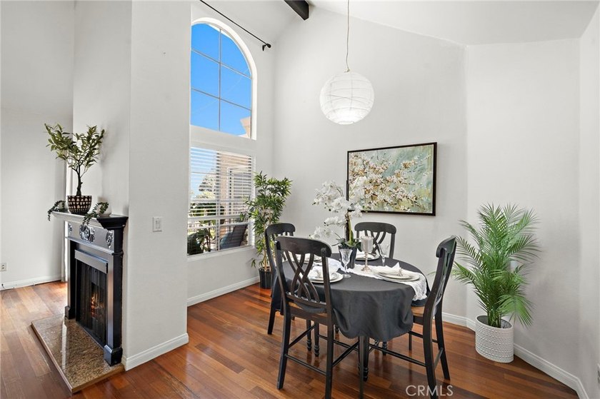 Rare Find! Beautifully upgraded top-floor penthouse in the - photo 13