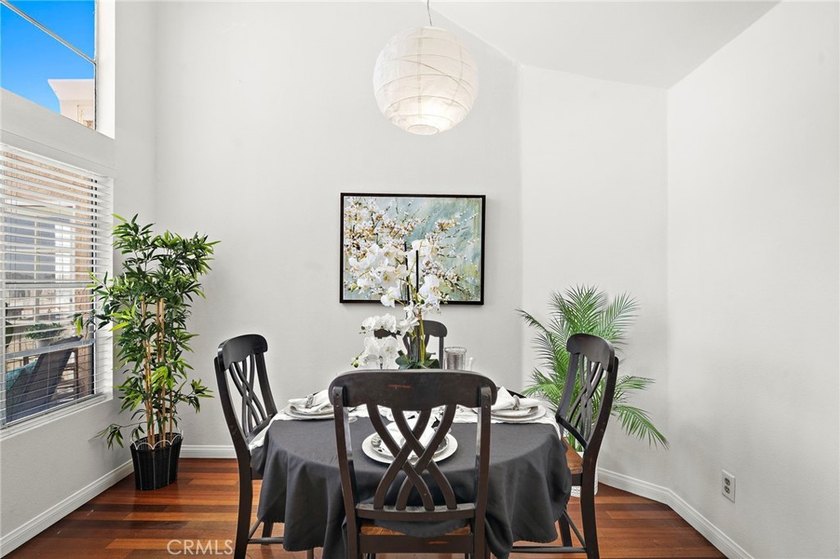 Rare Find! Beautifully upgraded top-floor penthouse in the - photo 14