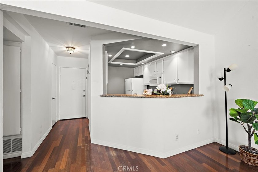 Rare Find! Beautifully upgraded top-floor penthouse in the - photo 15