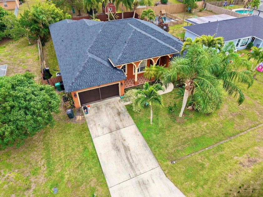 This single family home featuring a brand new roof installed in - photo 15