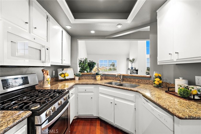 Rare Find! Beautifully upgraded top-floor penthouse in the - photo 16