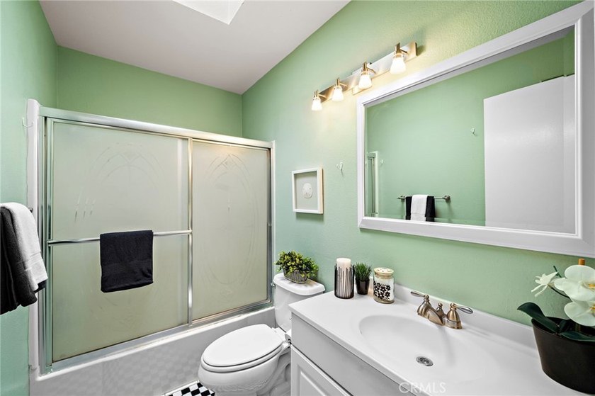 Rare Find! Beautifully upgraded top-floor penthouse in the - photo 17