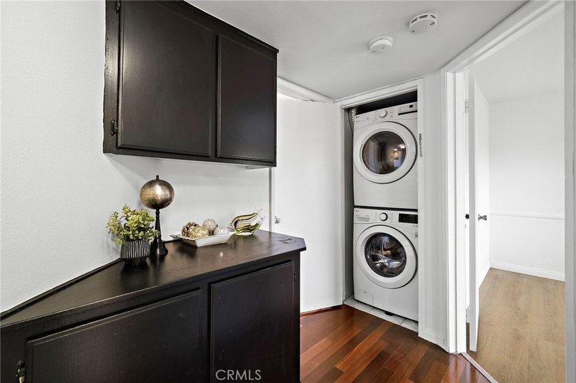 Rare Find! Beautifully upgraded top-floor penthouse in the - photo 18
