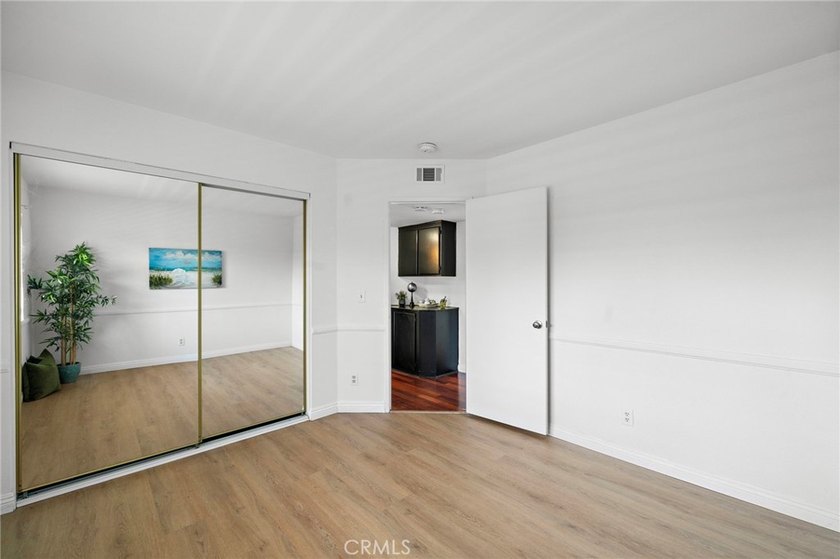 Rare Find! Beautifully upgraded top-floor penthouse in the - photo 20