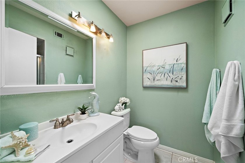 Rare Find! Beautifully upgraded top-floor penthouse in the - photo 23