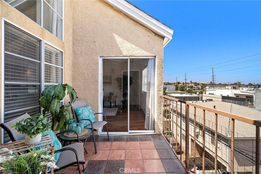 Rare Find! Beautifully upgraded top-floor penthouse in the - photo 26