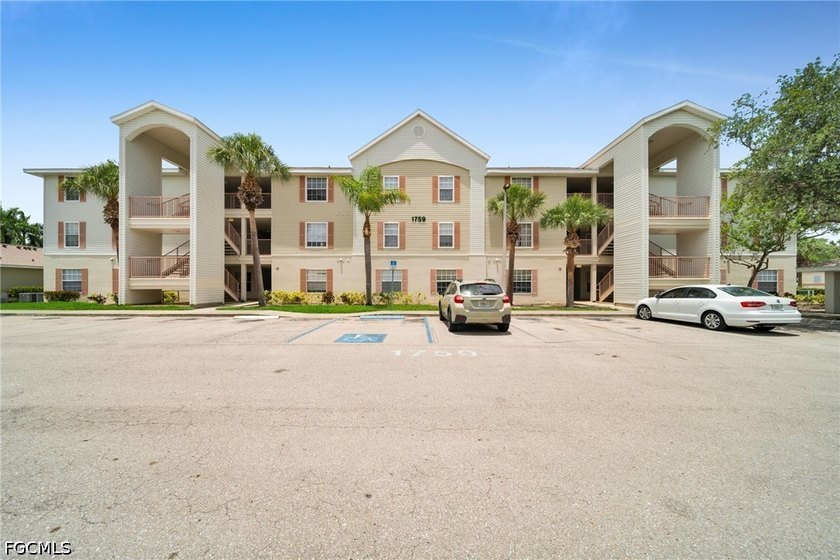 Don't miss this beautifully renovated 3rd-floor, 2-bedroom - photo 2