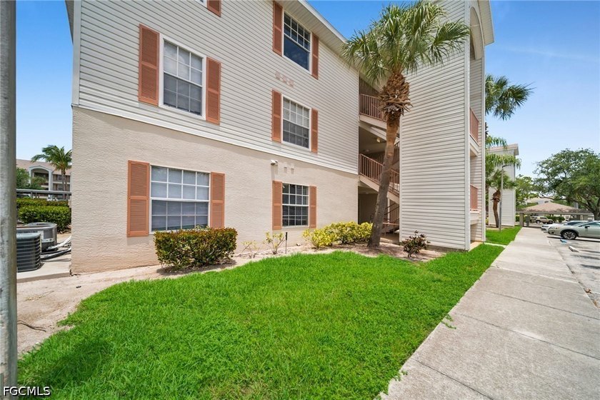 Don't miss this beautifully renovated 3rd-floor, 2-bedroom - photo 3
