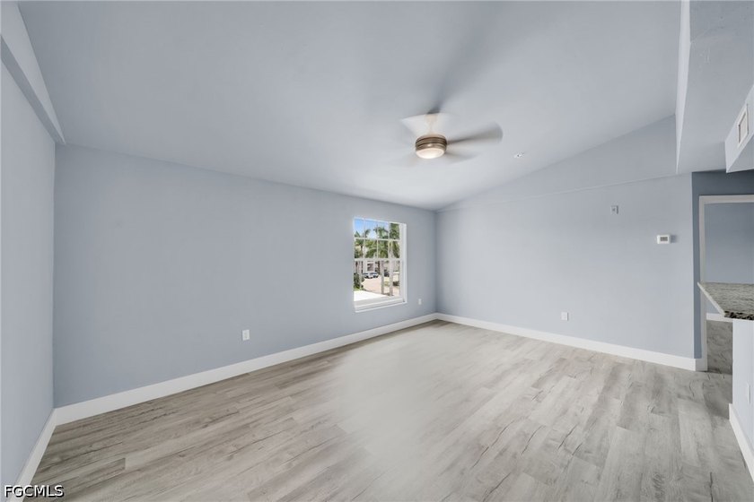 Don't miss this beautifully renovated 3rd-floor, 2-bedroom - photo 5