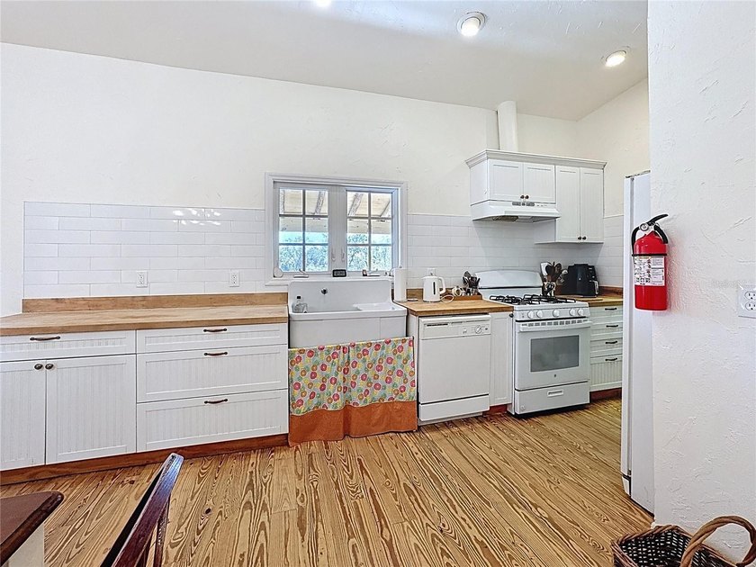 *** MOTIVATED SELLER - BRING ALL OFFERS. AVAILABLE FOR A QUICK - photo 37
