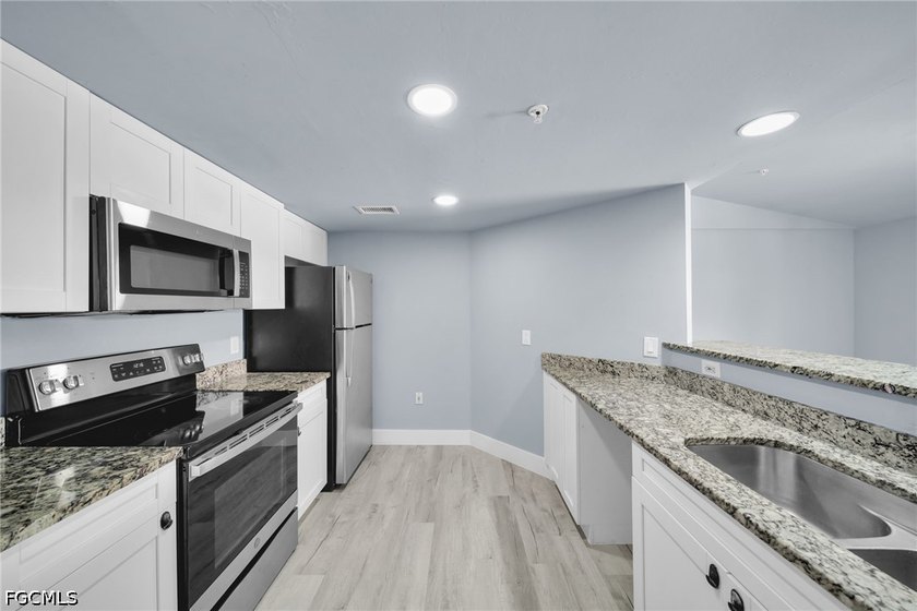 Don't miss this beautifully renovated 3rd-floor, 2-bedroom - photo 8