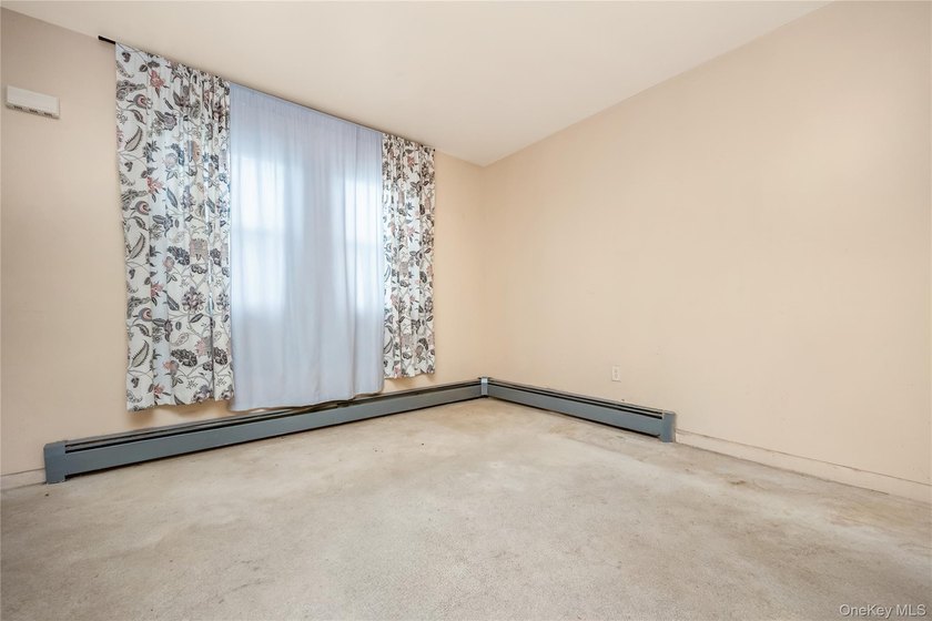 4-bedroom home with a flexible layout in Bay Shore and a - photo 11