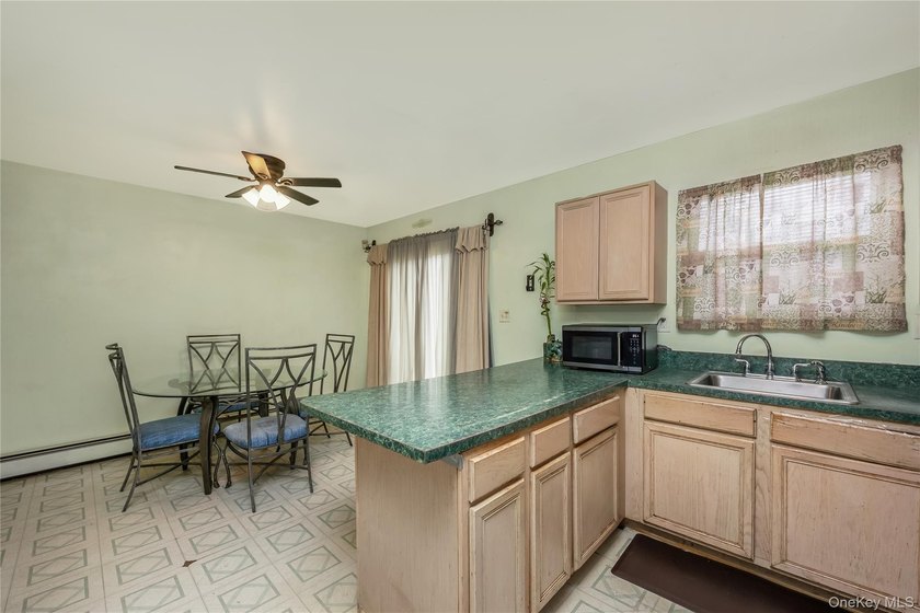 4-bedroom home with a flexible layout in Bay Shore and a - photo 17