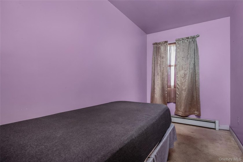 4-bedroom home with a flexible layout in Bay Shore and a - photo 18