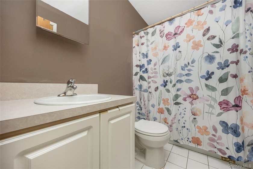 4-bedroom home with a flexible layout in Bay Shore and a - photo 20