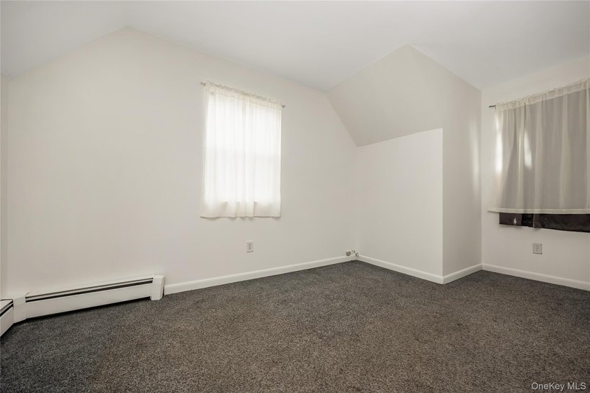 4-bedroom home with a flexible layout in Bay Shore and a - photo 21