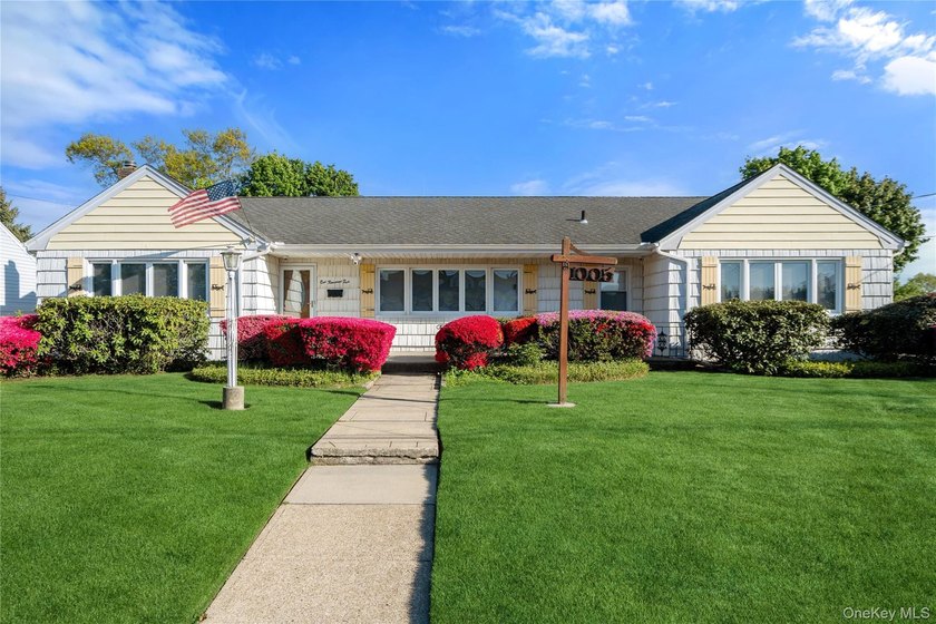 WELCOME TO YOUR NEXT HOME! SOLID BUILT 1957 HARDWOOD FLOORS - photo 2