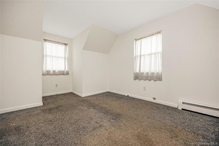 4-bedroom home with a flexible layout in Bay Shore and a - photo 22