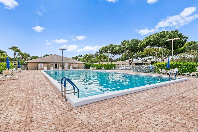 Move right into this beautifully maintained, fully furnished - photo 22