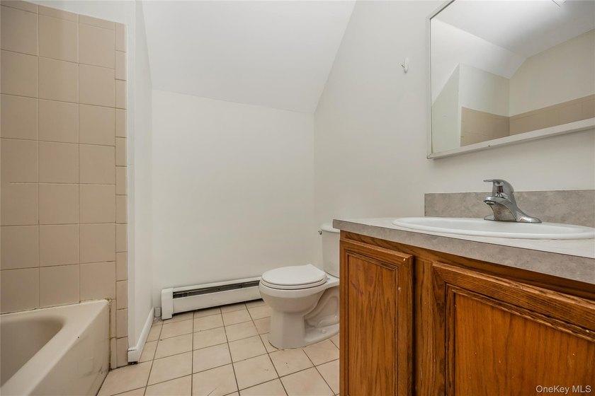 4-bedroom home with a flexible layout in Bay Shore and a - photo 23