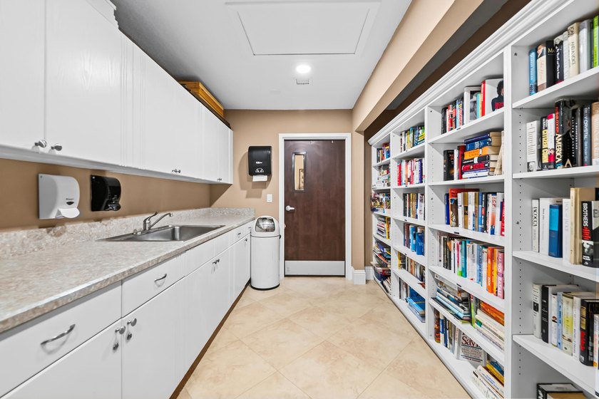 Move right into this beautifully maintained, fully furnished - photo 25
